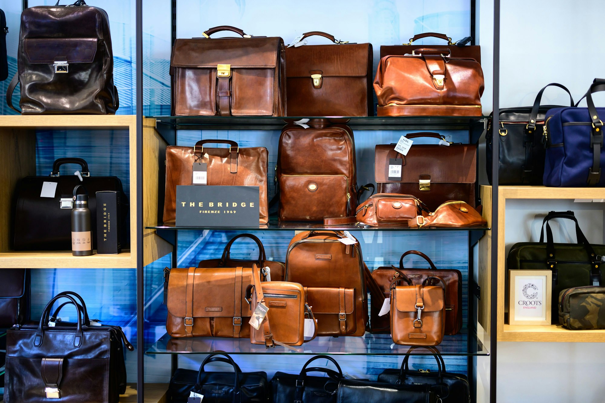 Verschiedene Taschen in einem Regal von Lederwaren Voegels