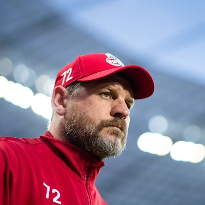 05.05.2023, Nordrhein-Westfalen, Leverkusen: Fußball: Bundesliga, Bayer Leverkusen - 1. FC Köln, 31. Spieltag, BayArena. Kölns Trainer Steffen Baumgart blickt vor der Partie in die Runde.