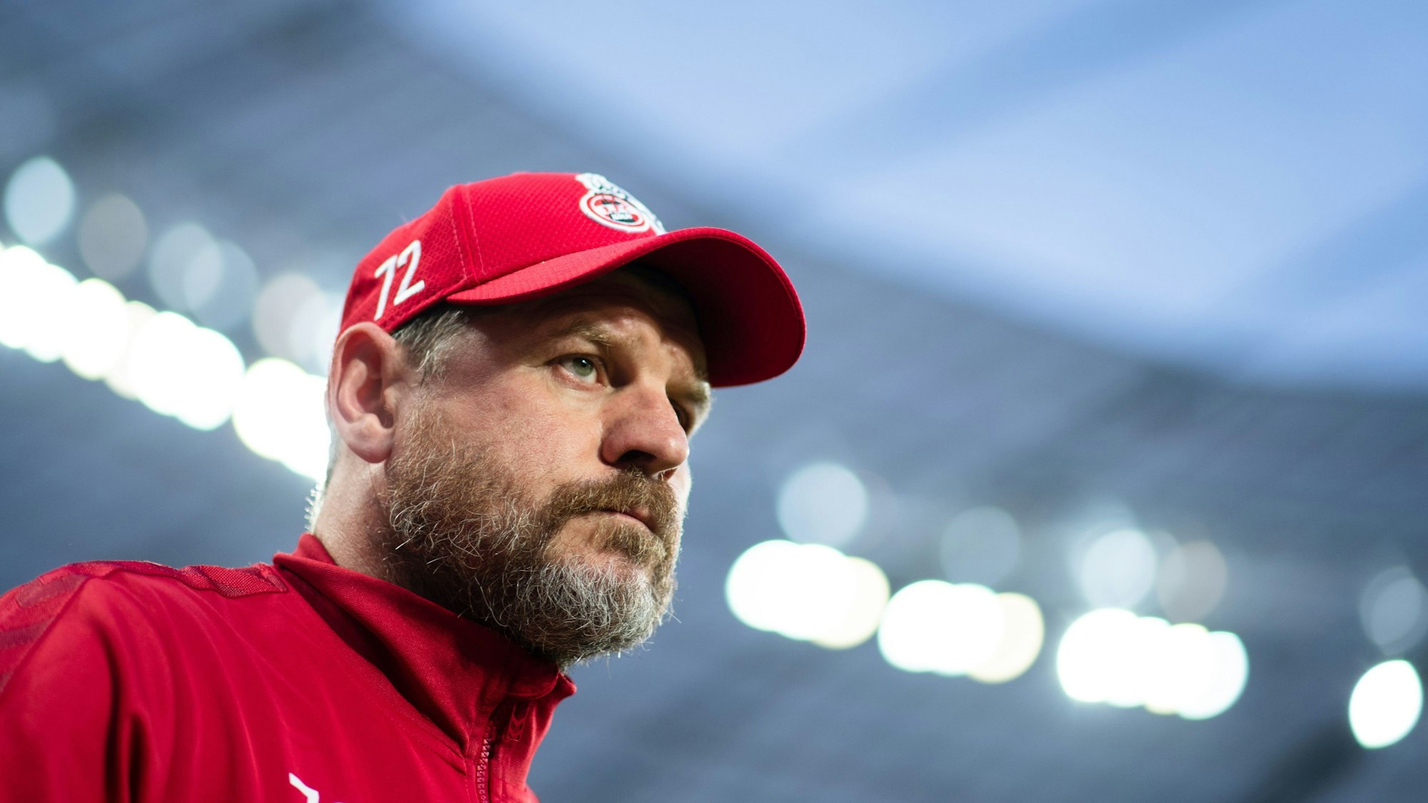 05.05.2023, Nordrhein-Westfalen, Leverkusen: Fußball: Bundesliga, Bayer Leverkusen - 1. FC Köln, 31. Spieltag, BayArena. Kölns Trainer Steffen Baumgart blickt vor der Partie in die Runde.