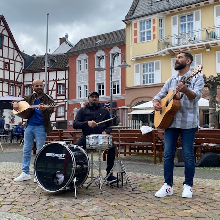 Die Flüchtlingsband Mitra spielt auf dem Alten Markt in Euskirchen.