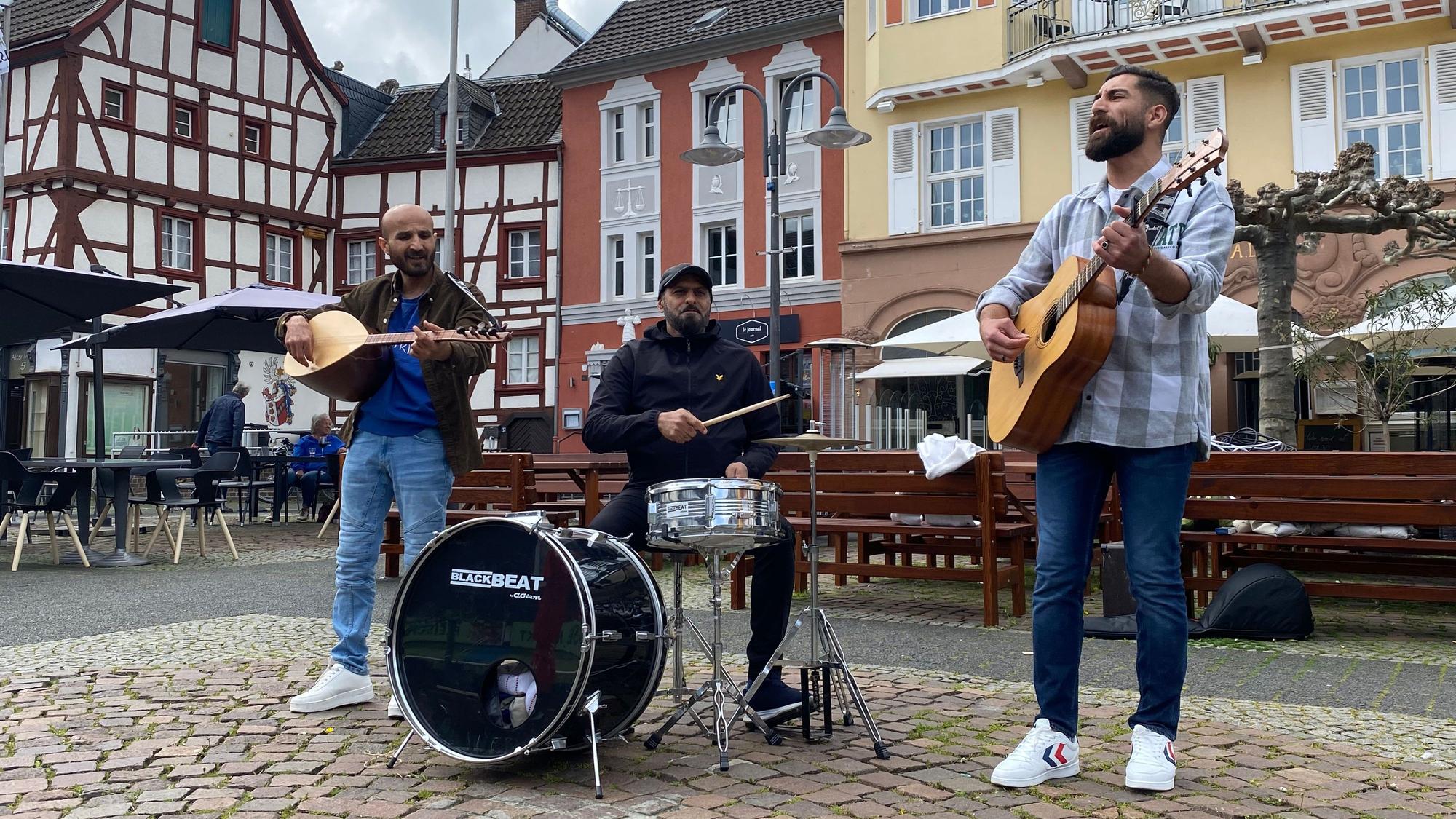Die Flüchtlingsband Mitra spielt auf dem Alten Markt in Euskirchen.