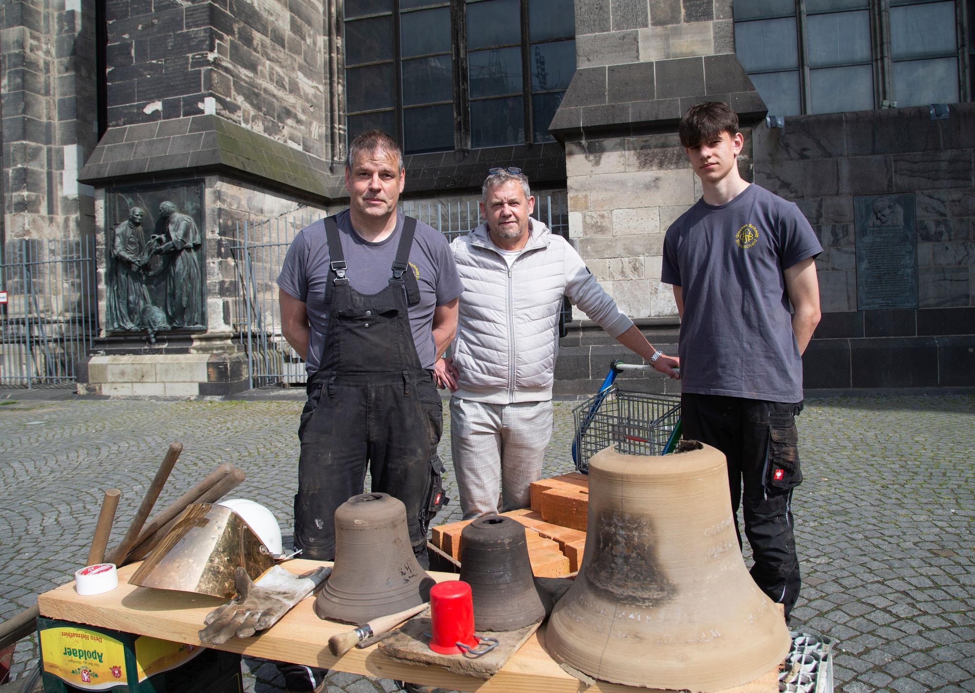 Glockengießer Christoph Schmitt (l.) mit Mario Trommer aus Apolda (M.) und Sohn Peter Schmitt.