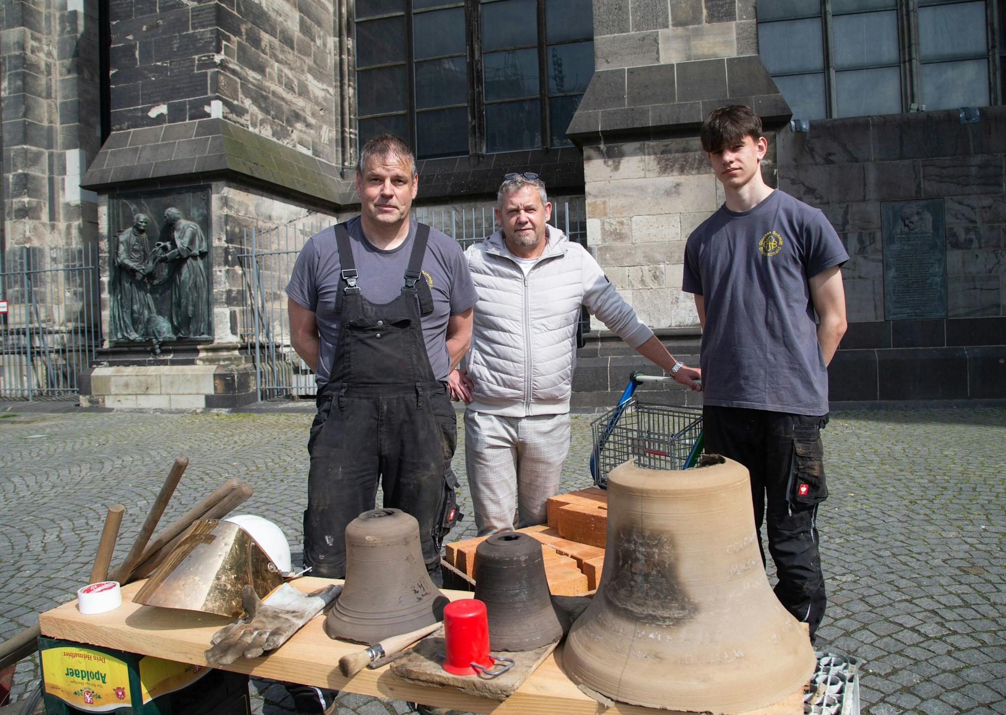 Glockengießer Christoph Schmitt (l.) mit Mario Trommer aus Apolda (M.) und Sohn Peter Schmitt.