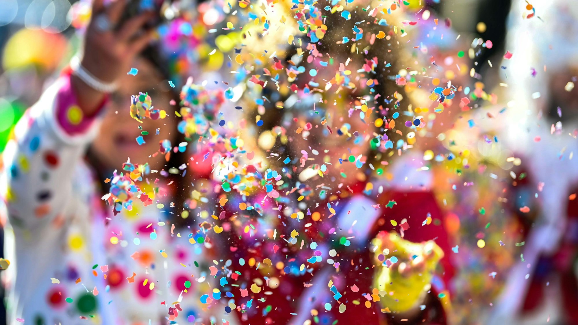 Karnevalsymbolbild mit viel Konfetti