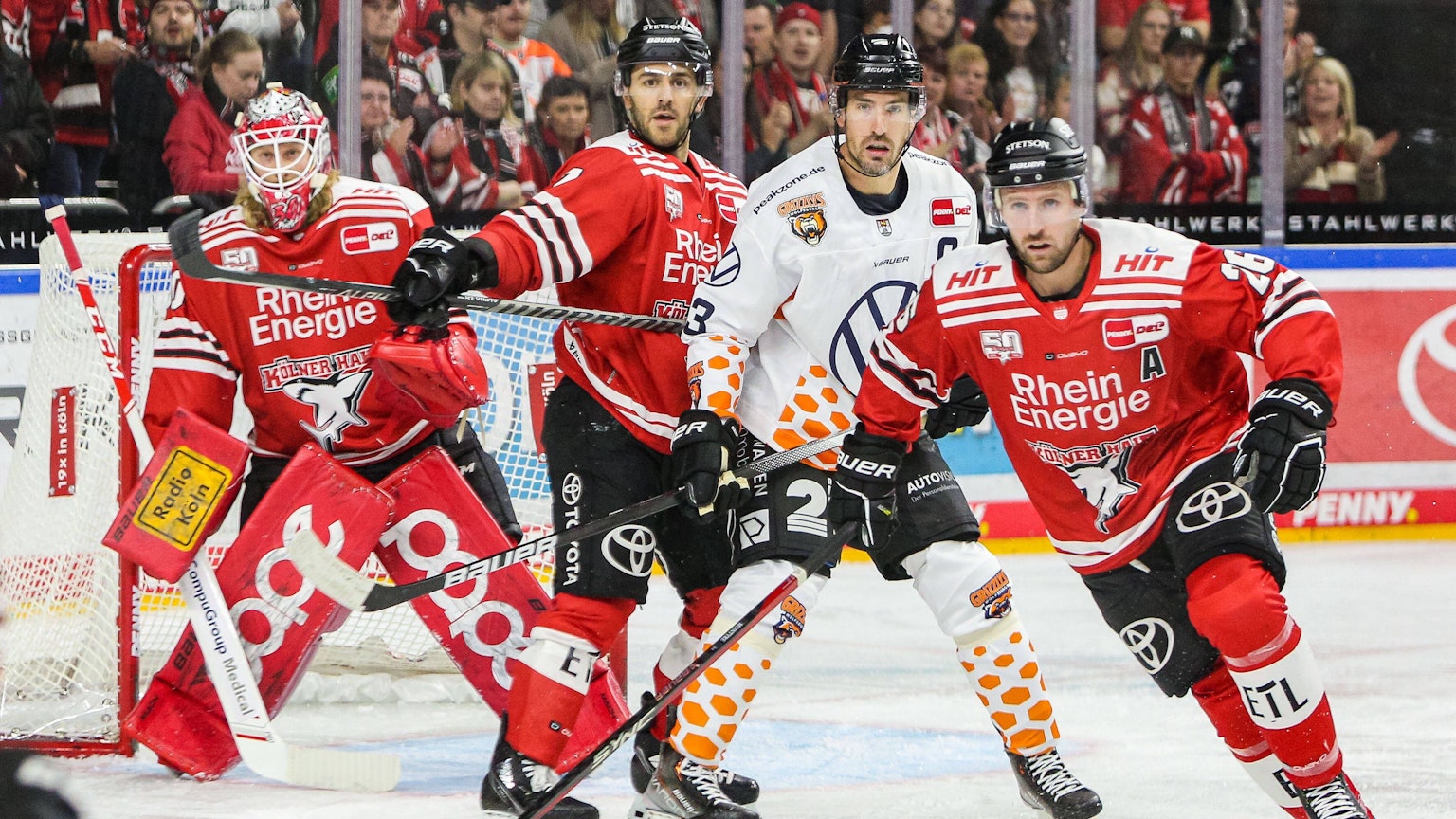Eishockey Penny-DEL 2.Spieltag Kölner Haie - Grizzlys Wolfsburg am 21.09.2022 in der Lanxess Arena in Köln v.l.n.r. , Mirko Pantkowski Köln , Nick Bailen Köln , Spencer Machacek Wolfsburg , David McIntyre Köln