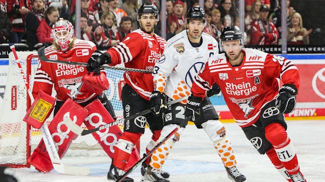 Eishockey Penny-DEL 2.Spieltag Kölner Haie - Grizzlys Wolfsburg am 21.09.2022 in der Lanxess Arena in Köln v.l.n.r. , Mirko Pantkowski  Köln , Nick Bailen  Köln , Spencer Machacek  Wolfsburg , David McIntyre  Köln