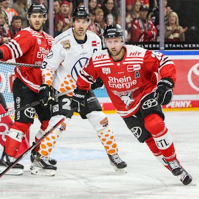 Eishockey Penny-DEL 2.Spieltag Kölner Haie - Grizzlys Wolfsburg am 21.09.2022 in der Lanxess Arena in Köln v.l.n.r. , Mirko Pantkowski  Köln , Nick Bailen  Köln , Spencer Machacek  Wolfsburg , David McIntyre  Köln
