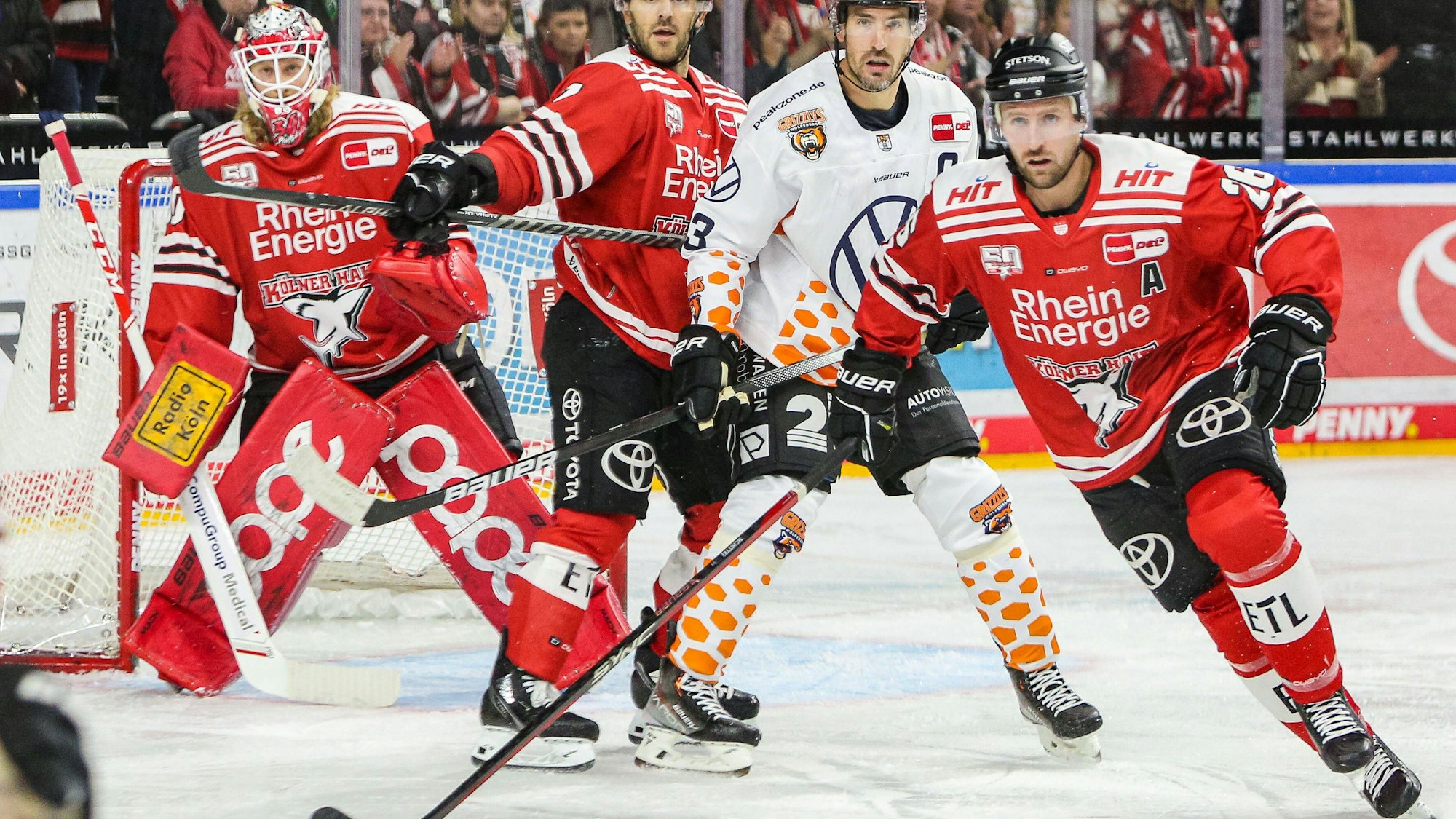 Eishockey Penny-DEL 2.Spieltag Kölner Haie - Grizzlys Wolfsburg am 21.09.2022 in der Lanxess Arena in Köln v.l.n.r. , Mirko Pantkowski  Köln , Nick Bailen  Köln , Spencer Machacek  Wolfsburg , David McIntyre  Köln