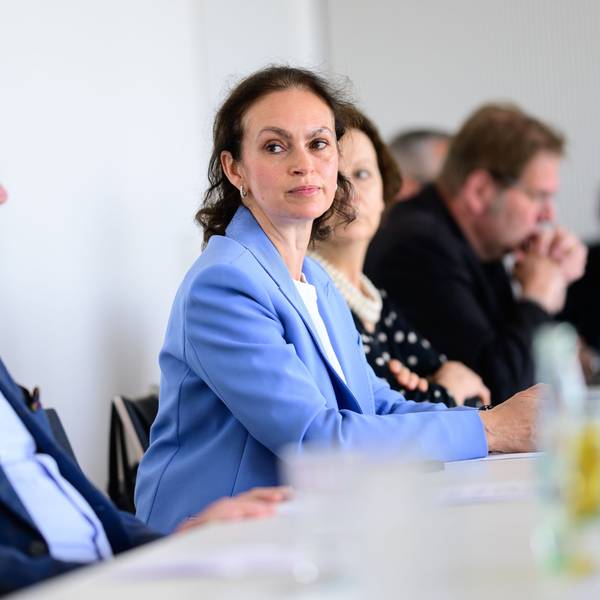 Bettina Levy (M.) vom Vorstand der Kölner Synagogen-Gemeinde wirft Roger Waters antisemitische Parolen vor.