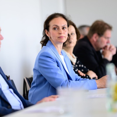 Bettina Levy (M.) vom Vorstand der Kölner Synagogen-Gemeinde wirft Roger Waters antisemitische Parolen vor.