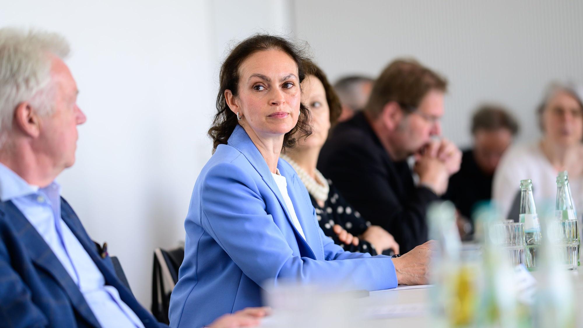 Bettina Levy (M.) vom Vorstand der Kölner Synagogen-Gemeinde wirft Roger Waters antisemitische Parolen vor.