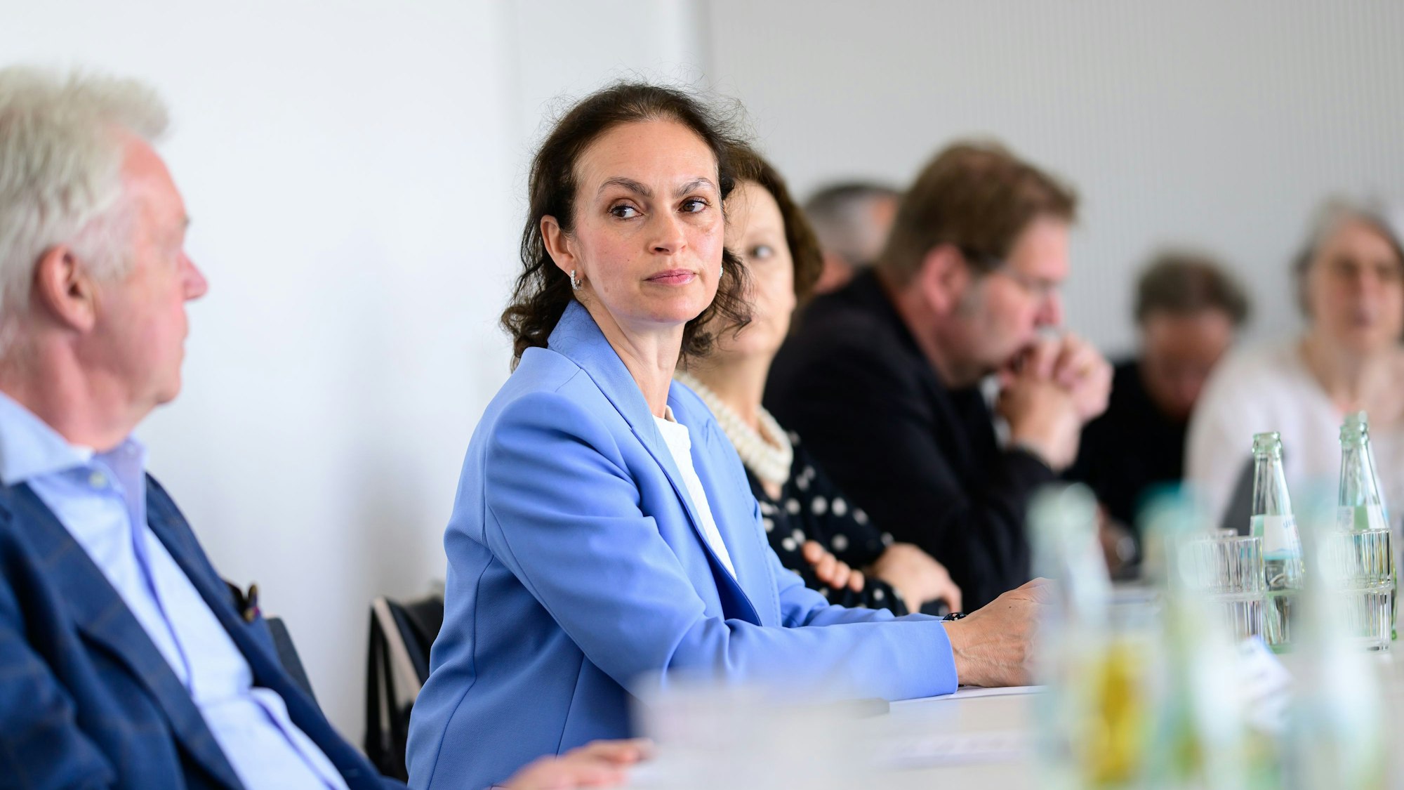 Bettina Levy (M.) vom Vorstand der Kölner Synagogen-Gemeinde wirft Roger Waters antisemitische Parolen vor.