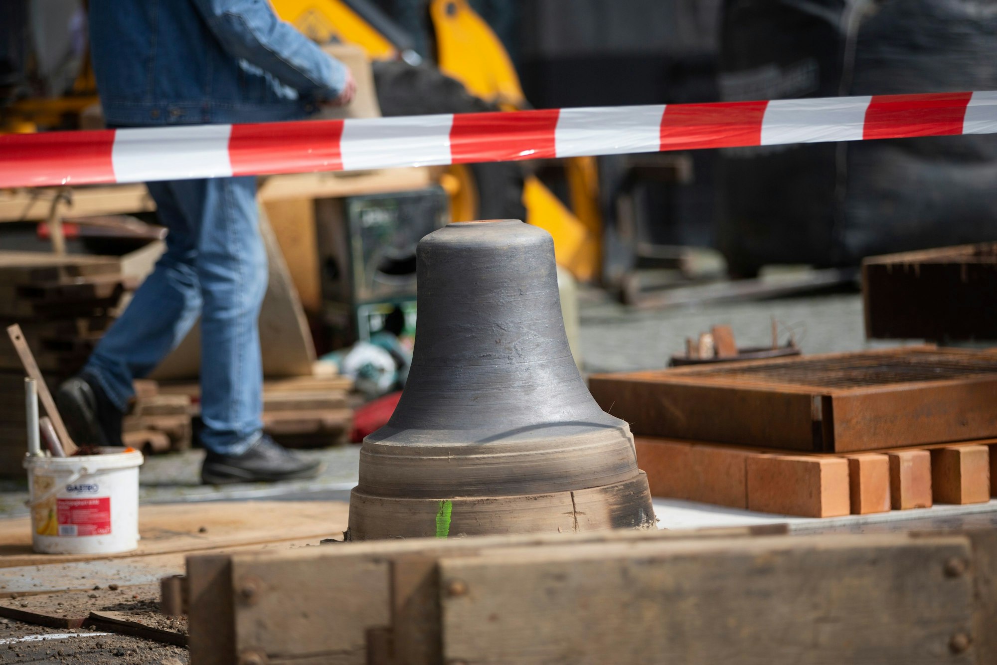 Auf dem Roncalliplatz wird um die fertige Gussform aus Lehm eine Holzkiste für den Guss gebaut