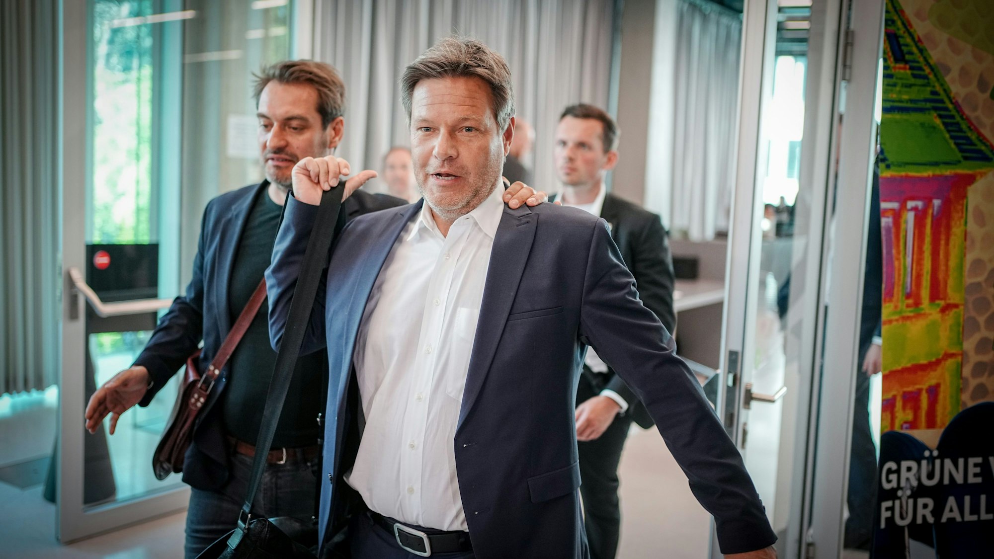 Robert Habeck verlässt die Konferenz der Grünen-Bundestagsfraktion