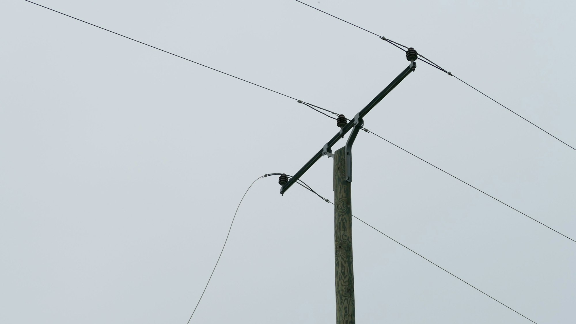 Ein Teil einer abgerissenen Stromleitung.