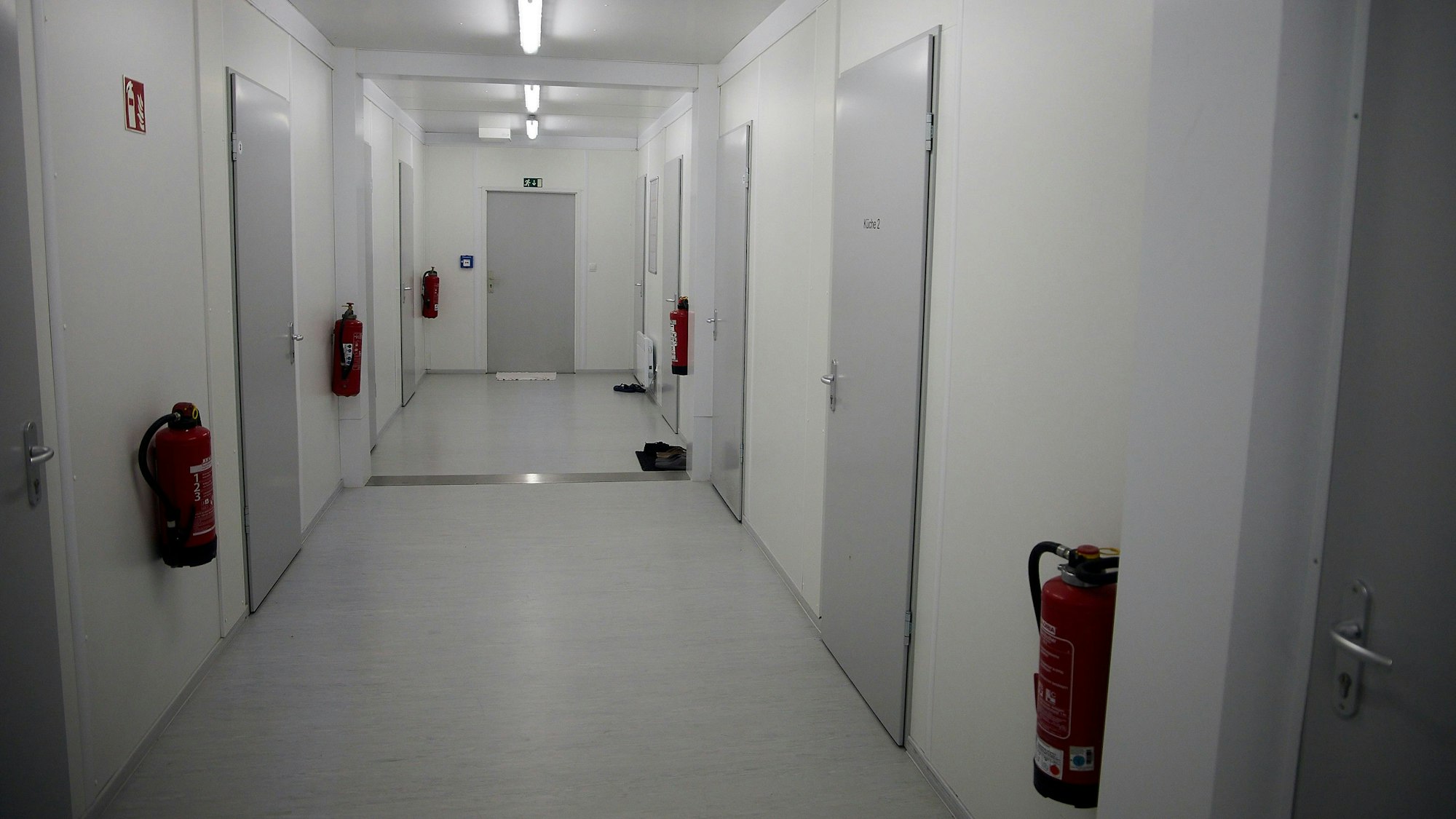 Einfach und beengt, aber sauber und warm sind die Räume im Containerdorf in Blumenthal. .