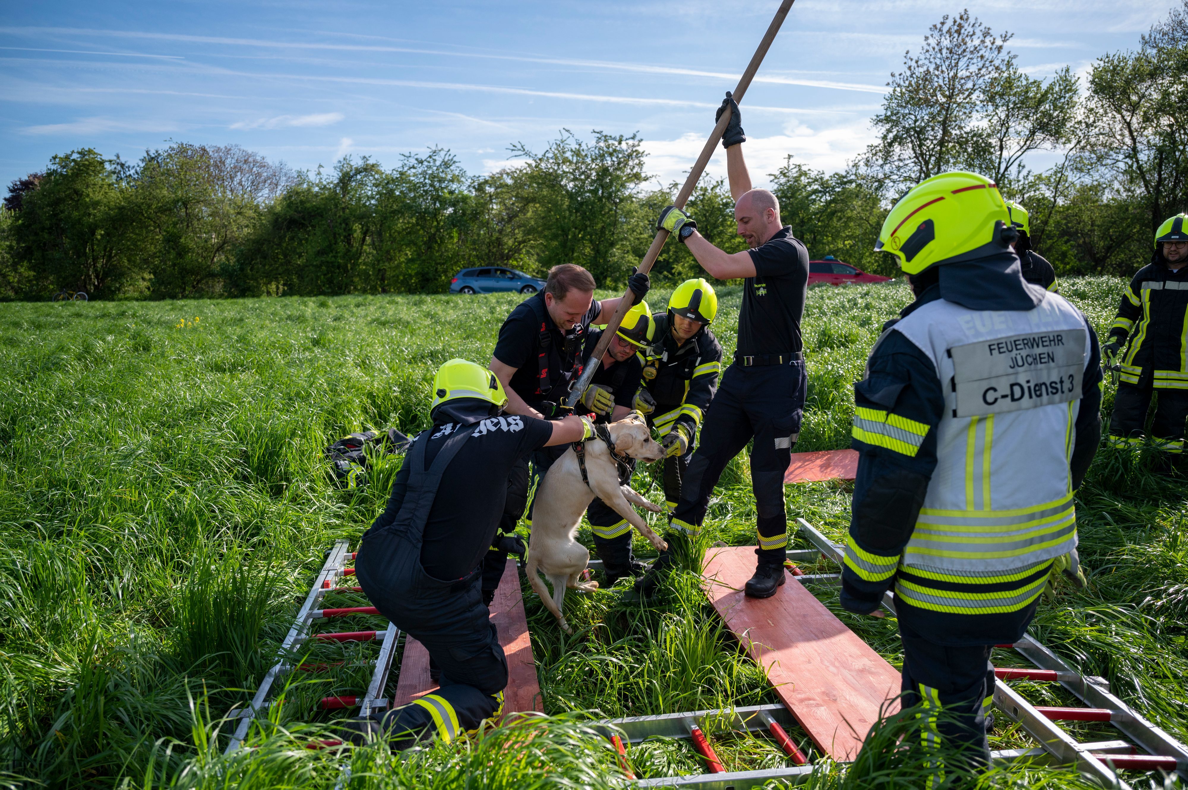 Feuerwehrleute befreien den Hund aus dem Erdloch in Jüchen.