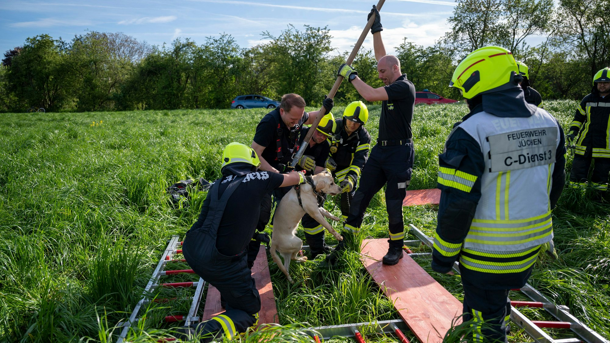 Feuerwehrleute befreien den Hund aus dem Erdloch in Jüchen.