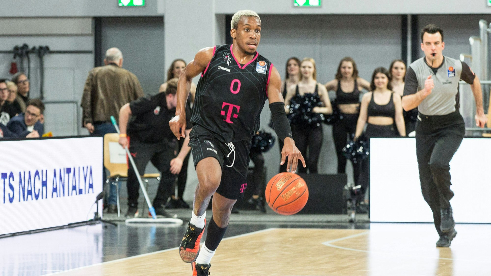 TJ Shorts II Bonn im Spielaufbau.