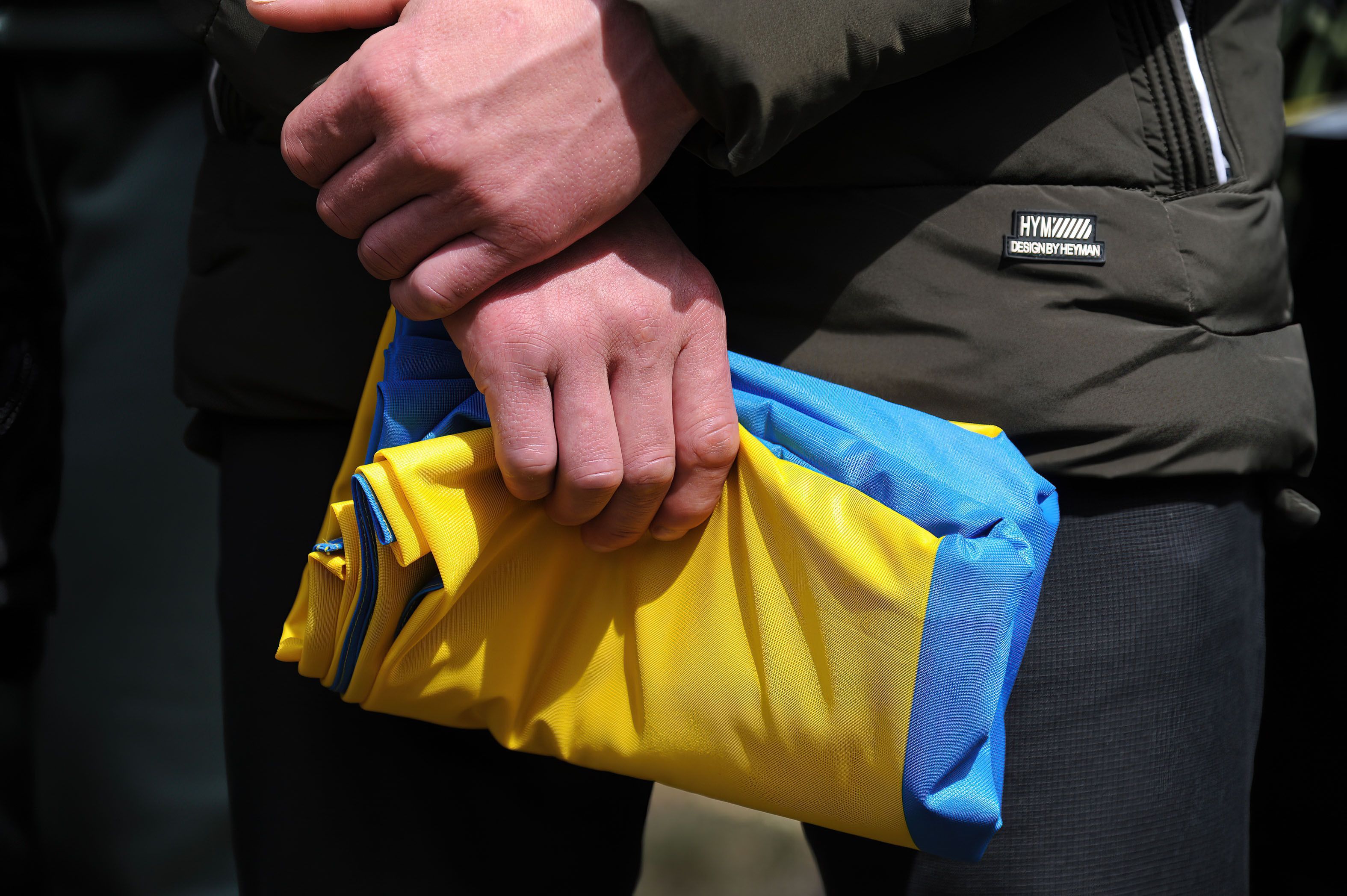 Ein Mann hält eine ukrainische Flagge in der Hand. Wegen einer solchen Flagge ist ein Streit in Ankara wegen Diplomaten aus Russland dund der Ukraine eskaliert (Symbolbild).