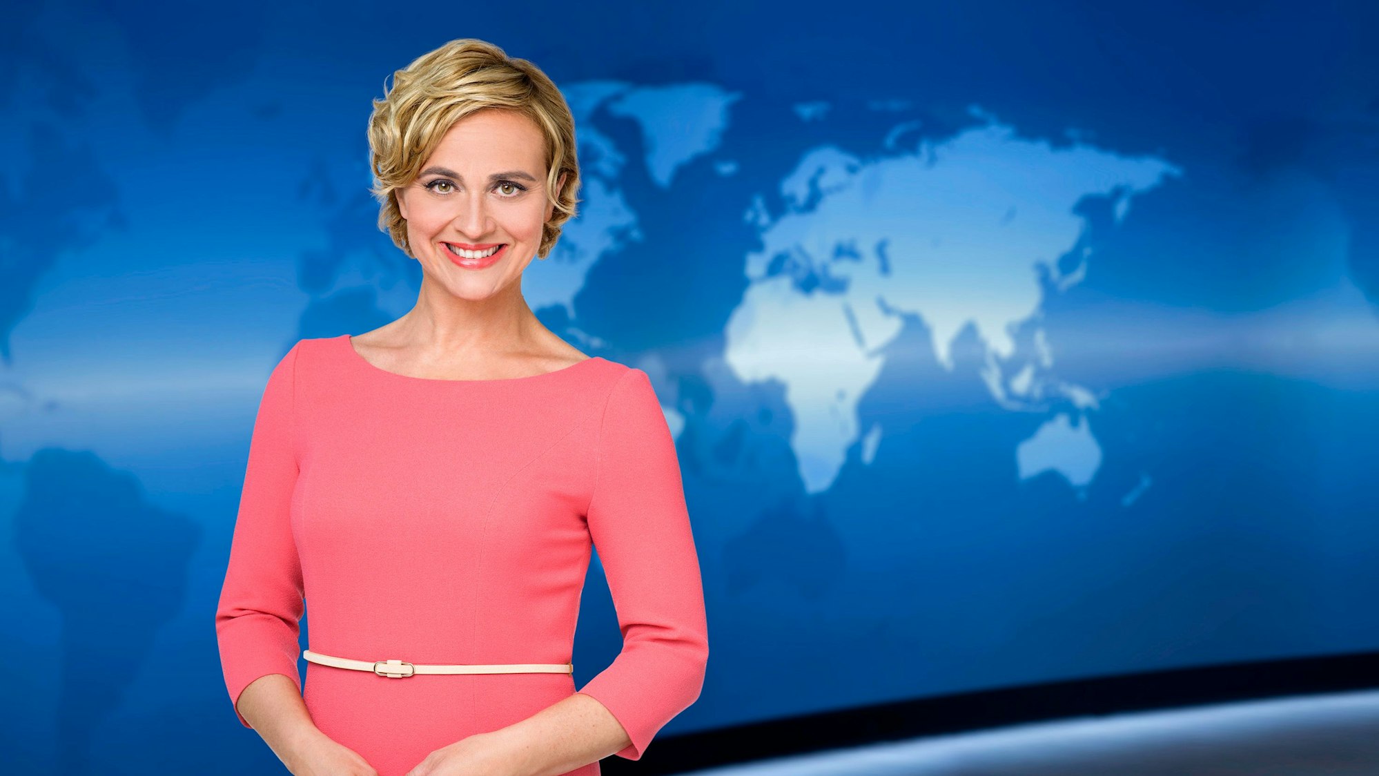 „Tagesthemen“-Moderatorin Caren Miosga steht im Nachrichtenstudio in Hamburg.