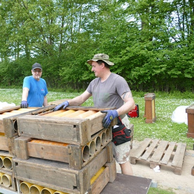 Arbeiter stellen die Abschussrohre auf.