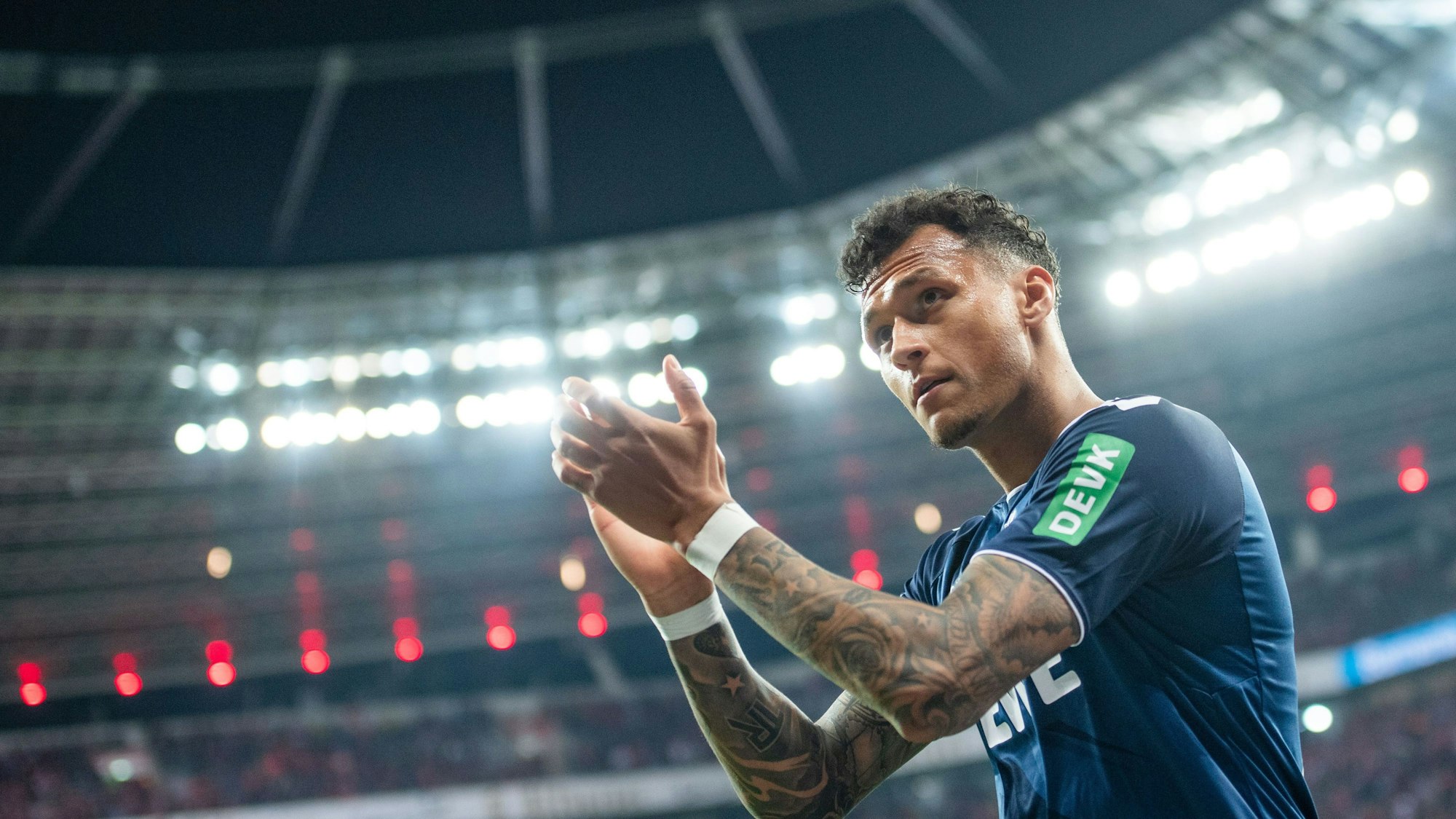 Kölns Davie Selke bedankt sich nach seiner Auswechslung bei den Fans.