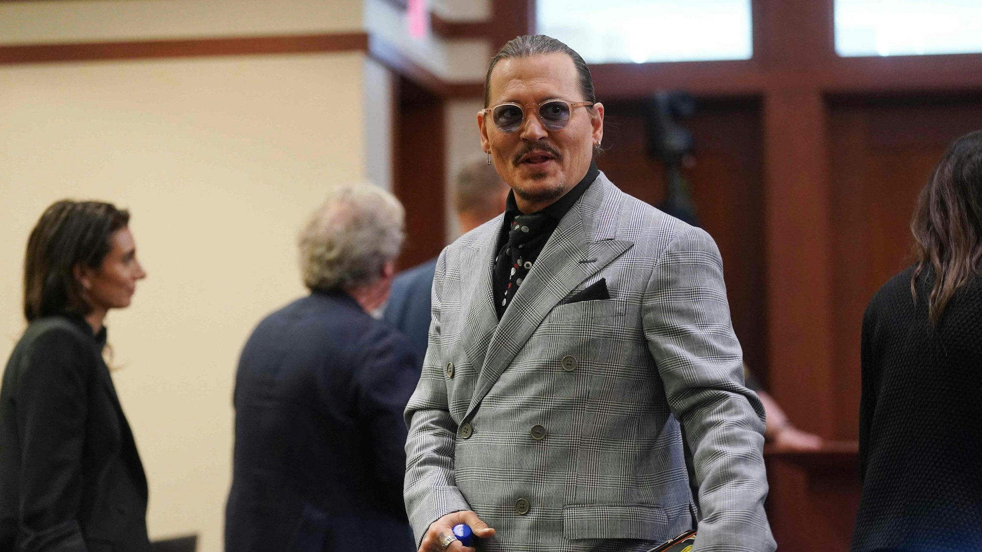 Johnny Depp mit Anzug und Krawatte im Gerichtssaal.