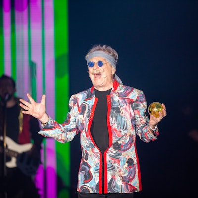 Bei der aktuellen Zirkusshow der Höhner übernimmt Ex-Frontmann Henning Krautmacher die Rolle des hellsehenden Guru. Und er nimmt mit einem eigenen Lied Abschied von den Fans.