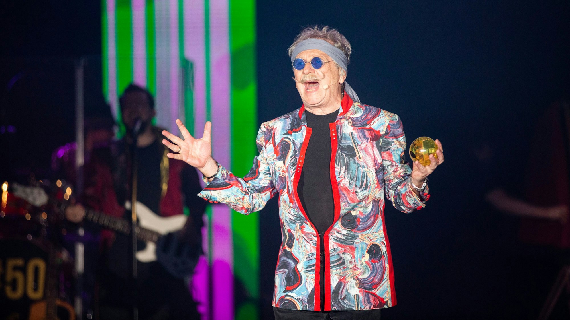 Bei der aktuellen Zirkusshow der Höhner übernimmt Ex-Frontmann Henning Krautmacher die Rolle des hellsehenden Guru. Und er nimmt mit einem eigenen Lied Abschied von den Fans.