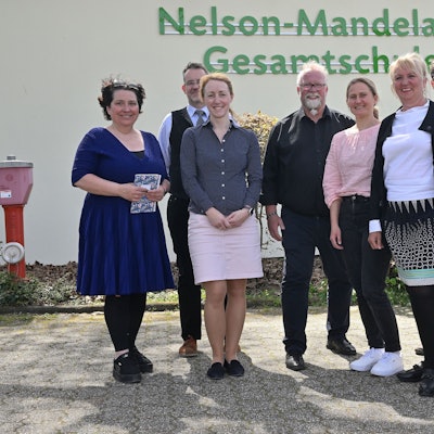 Alle Beteiligten stehen in einer Reihe.