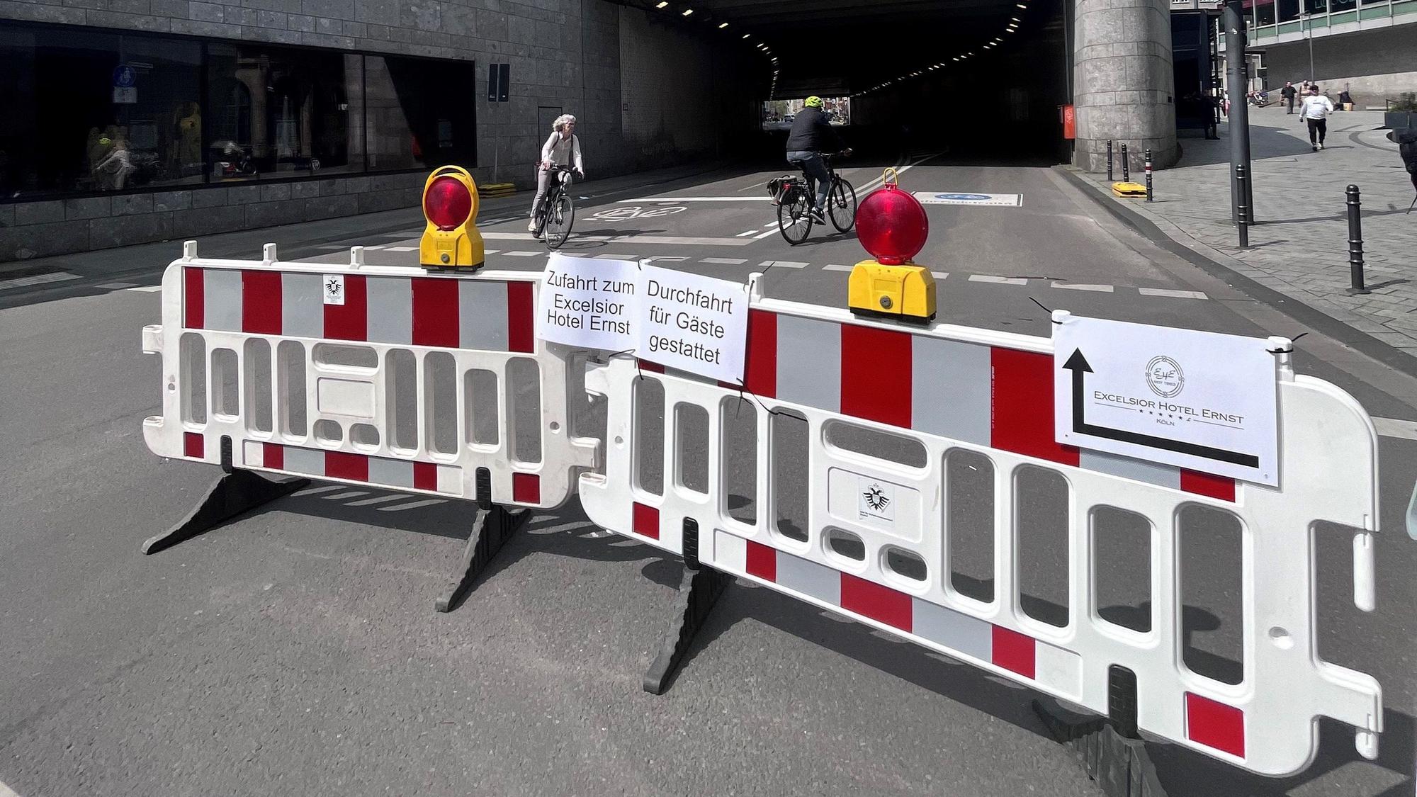 Angestellte des Excelsior-Hotels haben selbst einlaminierte Schilder improvisiert, die Hotelgäste darauf hinweisen, dass sie dort weiterhin lang fahren dürfen.
