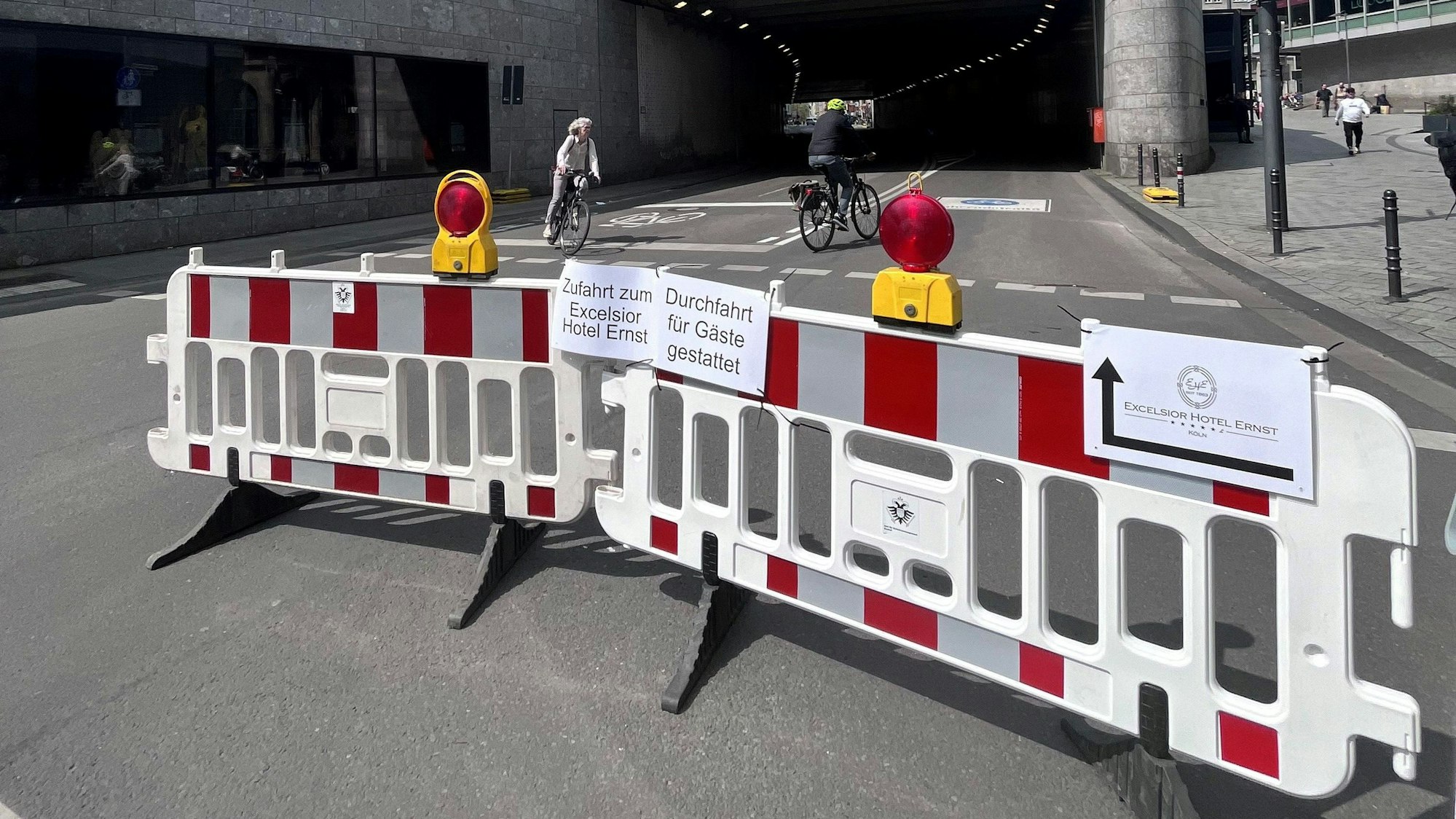 Angestellte des Excelsior-Hotels haben selbst einlaminierte Schilder improvisiert, die Hotelgäste darauf hinweisen, dass sie dort weiterhin lang fahren dürfen.