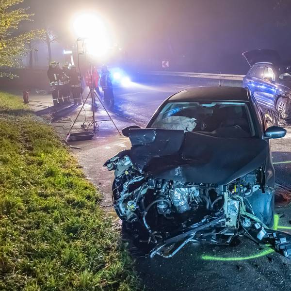 Unfallstelle in Wipperfürth-Hämmern. Zu sehen sind zwei beschädigte Pkw und Rettungskräfte im Hintergrund. Am Samstag (06. Mai) fuhr gegen 03:25 h ein VW-Geländewagen auf der B 237 in den Gegenverkehr und stieß dort mit einem entgegenkommenden Peugeot zusammen.