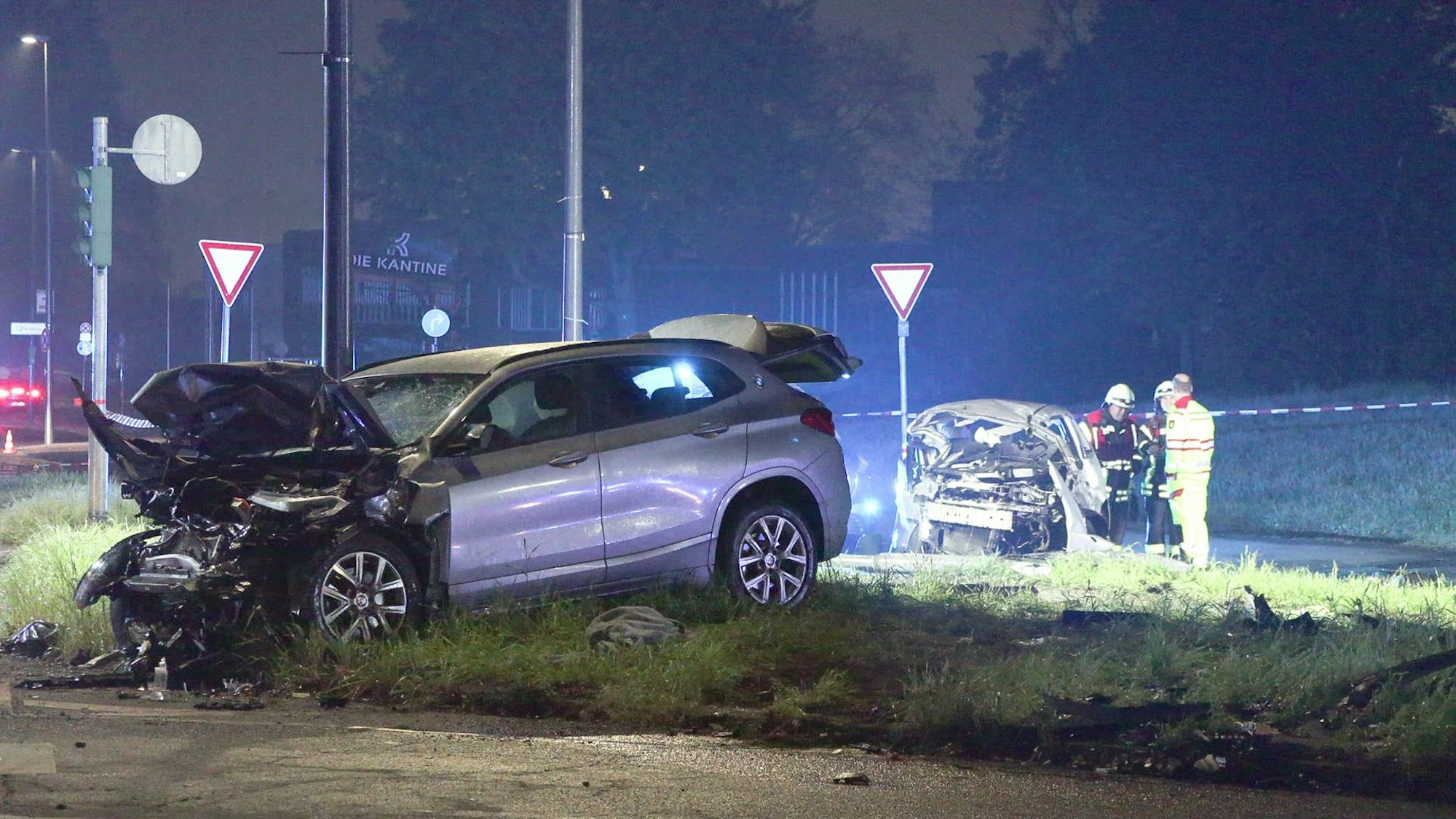 Ein BMW und ein Ford-Kuga waren am frühen Samstagmorgen  an der Kreuzung Neusser Landstraße/Militärring kollidiert. Der Beifahrer des Ford starb.