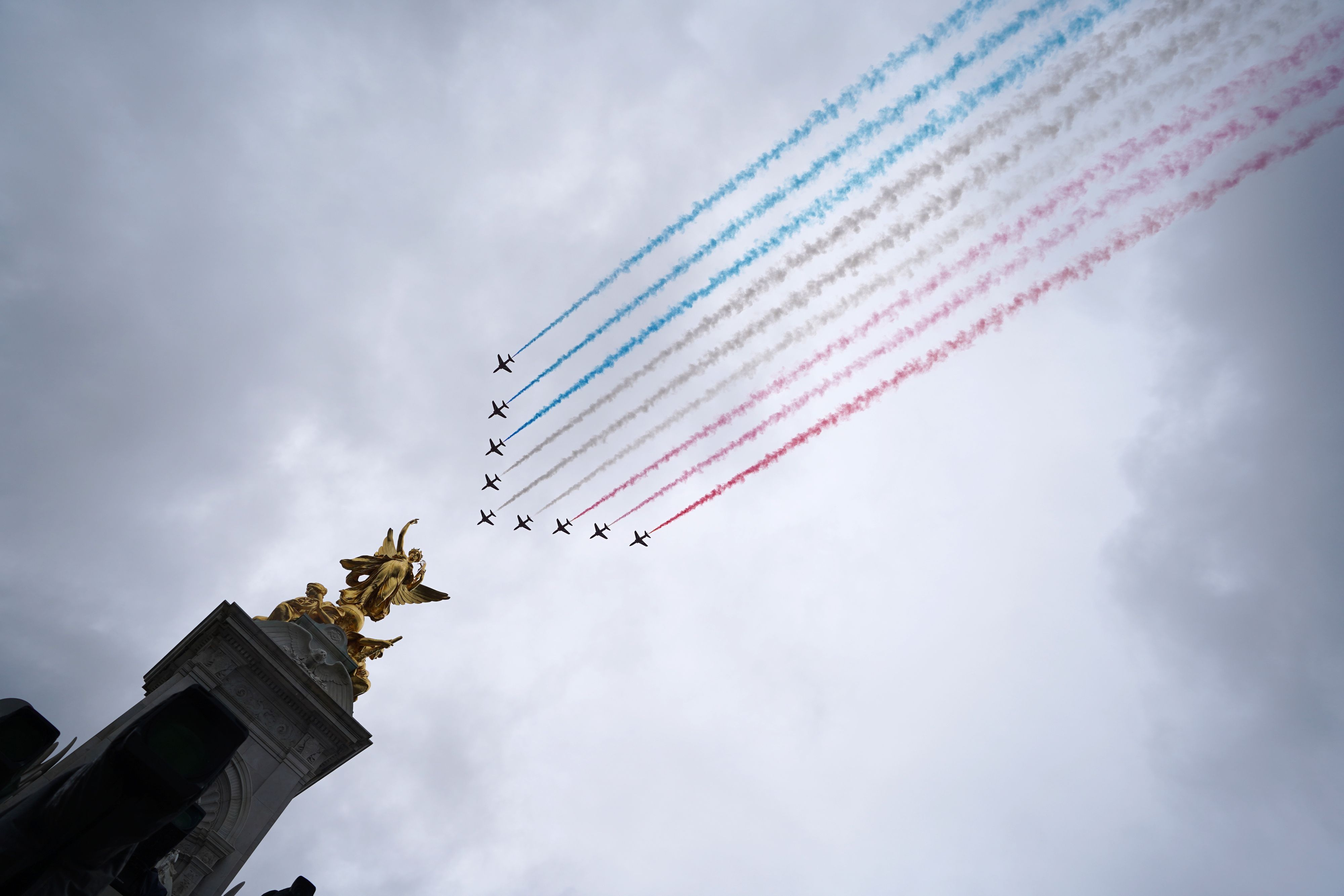 Die „Red Arrows“ der britischen Luftwaffe beim Flug über London während der Krönung von König Charles III.