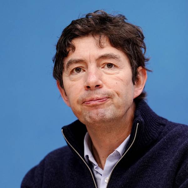 Christian Drosten, Direktor des Instituts für Virologie an der Charité Berlin, sitzt bei einer Pressekonferenz im Bundestag vor anwesenden Journalisten.