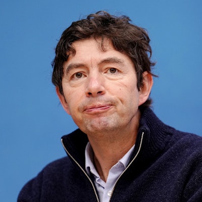Christian Drosten, Direktor des Instituts für Virologie an der Charité Berlin, sitzt bei einer Pressekonferenz im Bundestag vor anwesenden Journalisten.