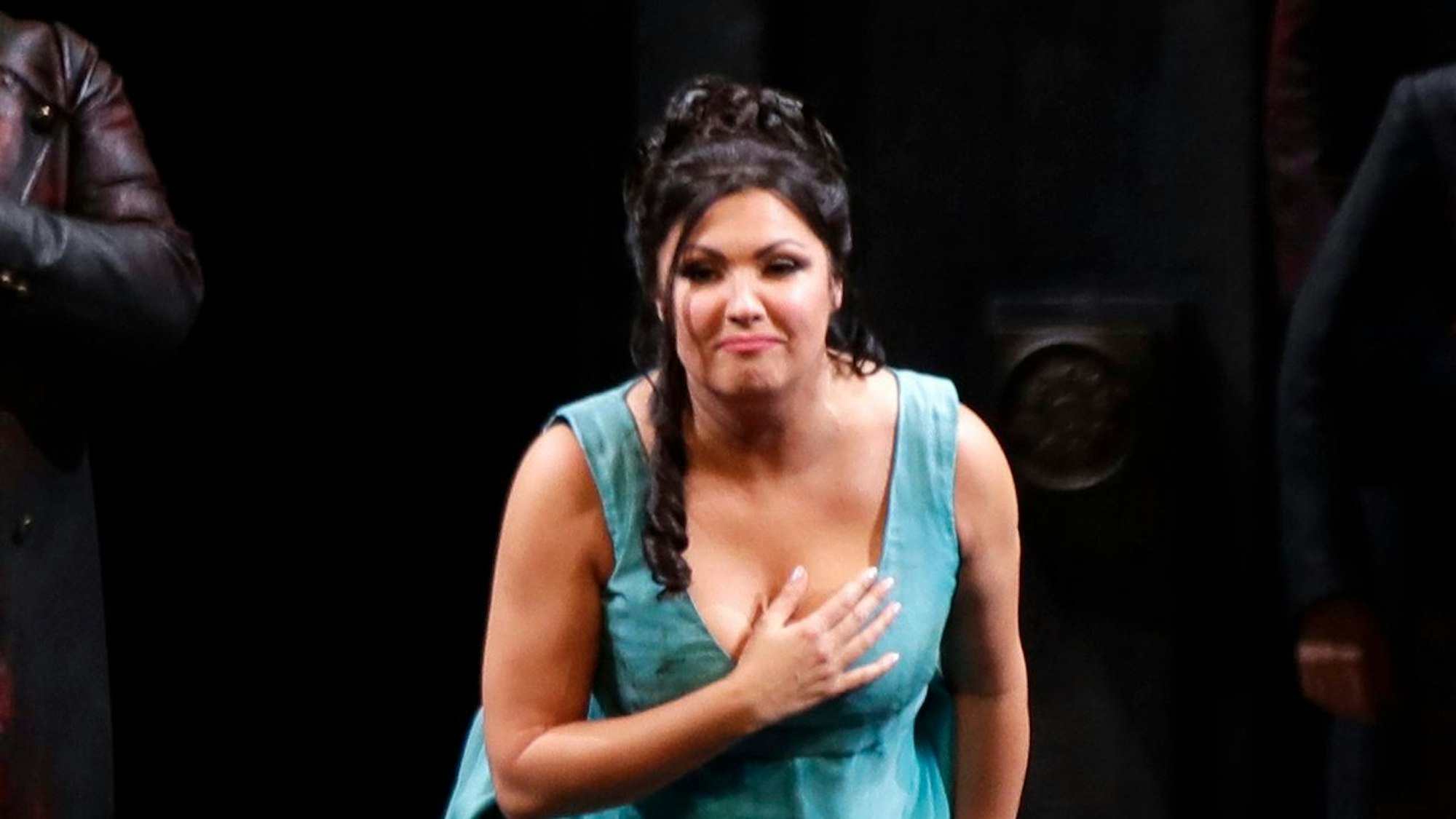 ARCHIV - 07.12.2019, Italien, Mailand: Die russische Sopranistin Anna Netrebko verbeugt sich vor dem Publikum am Ende der Gala zur Saisoneröffnung von Giacomo Puccinis Oper "Tosca" an der Mailänder Scala. Weil sich die russische Opernsängerin nach Ansicht ihrer Kritiker nicht eindeutig vom russischen Präsidenten Putin distanziert, steht auch ihr nächster großer Auftritt in Stuttgart auf der Kippe. (zu dpa: "Opernstar Netrebko derzeit für Konzert in Stuttgart nicht willkommen") Foto: Luca Bruno/AP/dpa +++ dpa-Bildfunk +++