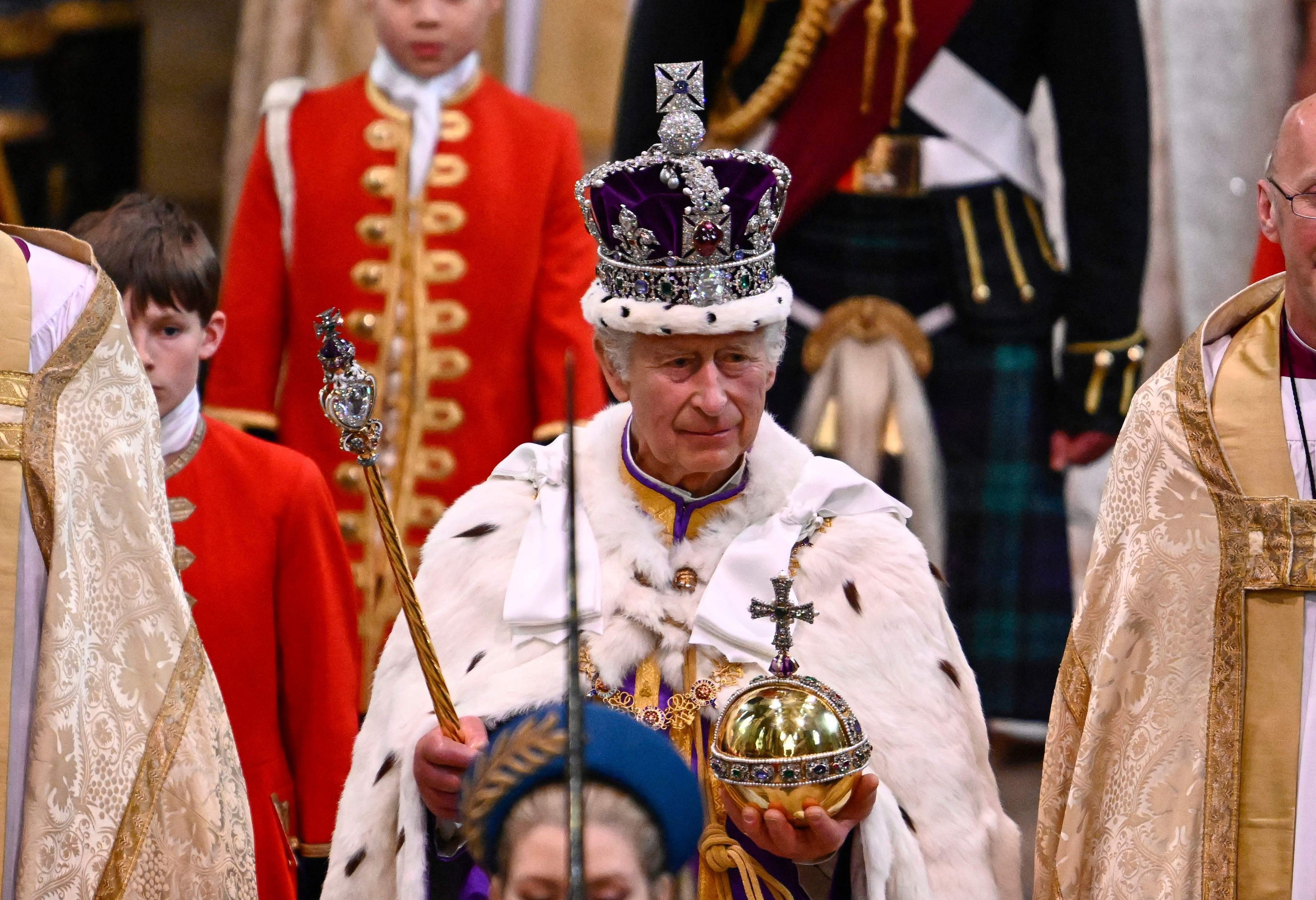 Britain's King Charles III wearing the Imperial state Crown leaves Westminster Abbey after the Coronation Ceremonies in central London on May 6, 2023. - The set-piece coronation is the first in Britain in 70 years, and only the second in history to be televised. Charles will be the 40th reigning monarch to be crowned at the central London church since King William I in 1066. Outside the UK, he is also king of 14 other Commonwealth countries, including Australia, Canada and New Zealand. (Photo by Gareth Cattermole / POOL / AFP)