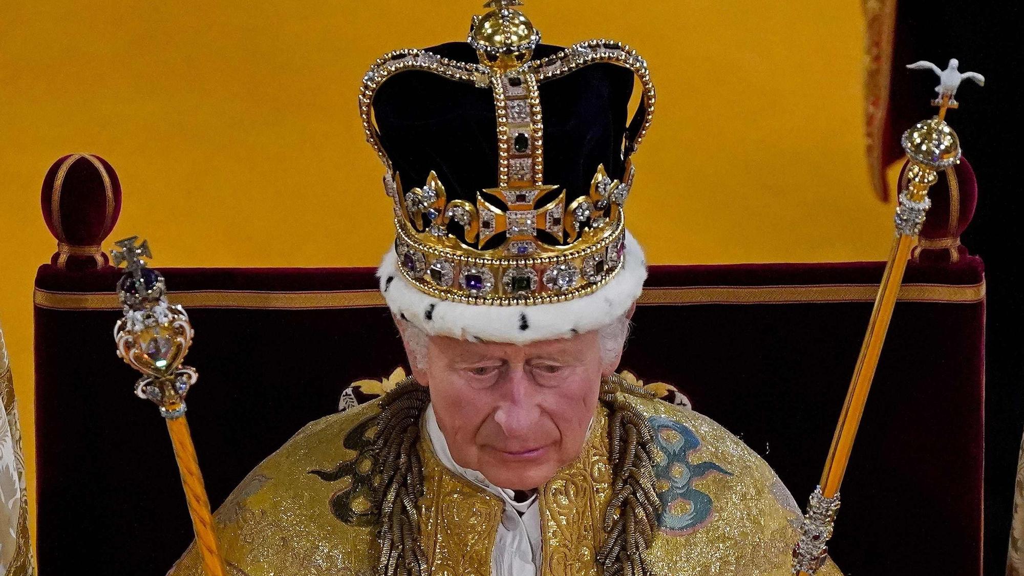 König Charles III. ist gekrönt worden.