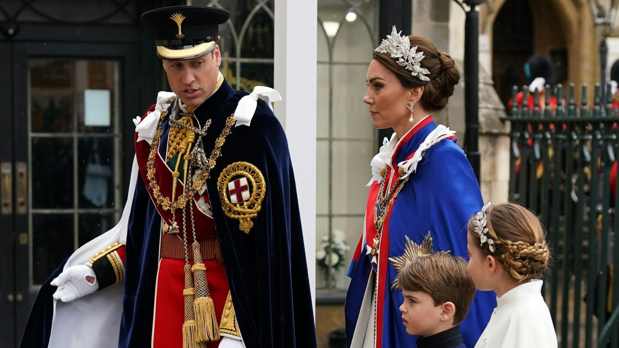 Prinz William und seine Frau Kate gehen mit ihren Kindern Charlotte und Louis in die Westminster Abbey.