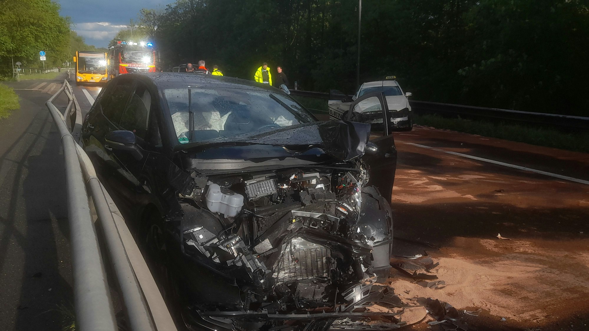 Ein Auto und ein Taxi sind auf der L269 in Troisdorf kollidiert.
