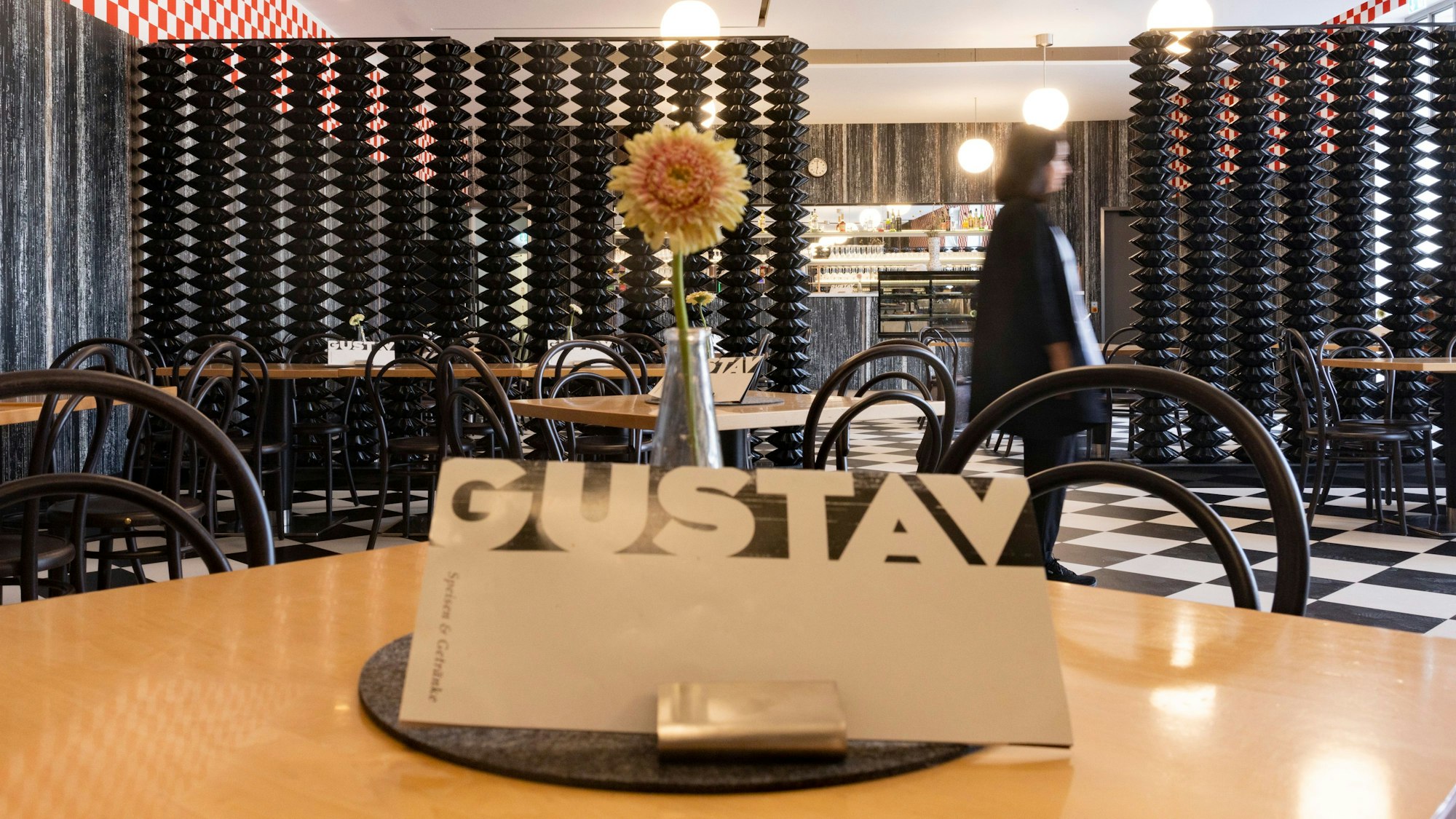 Gustav in der bundeskunsthalle im schwarz weiss design