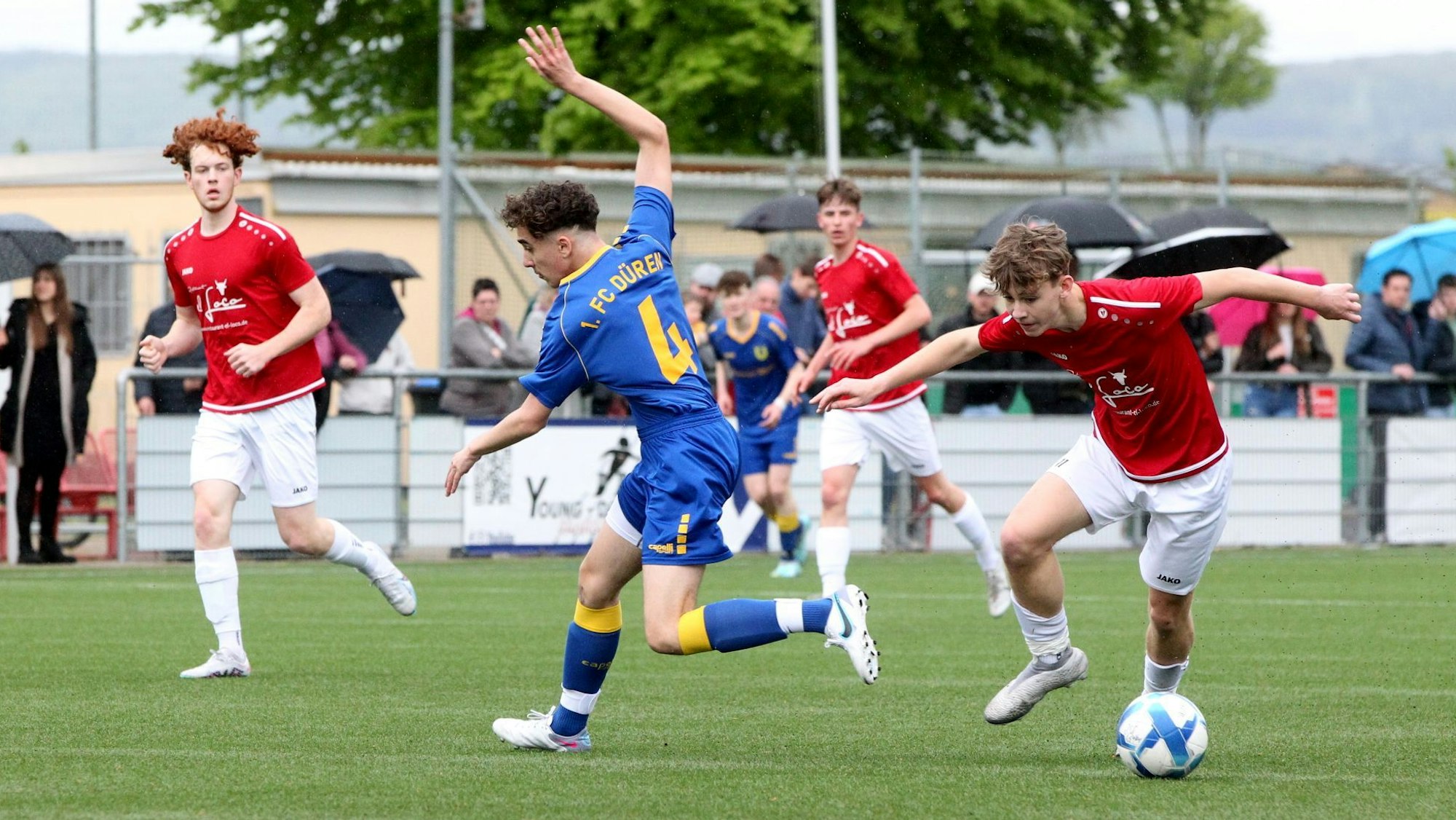 Ihm gelang der Führungstreffer: Aaron Mertens, der hier einen Dürener Spieler austanzt.