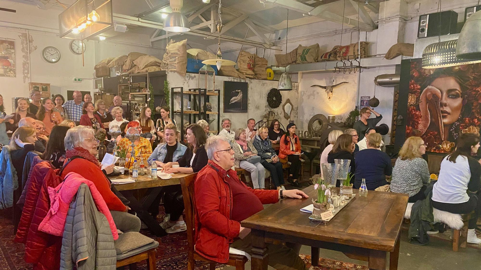 Blick ins Leichlinger Café „Ladezone“ beim ersten Mitsingabend
