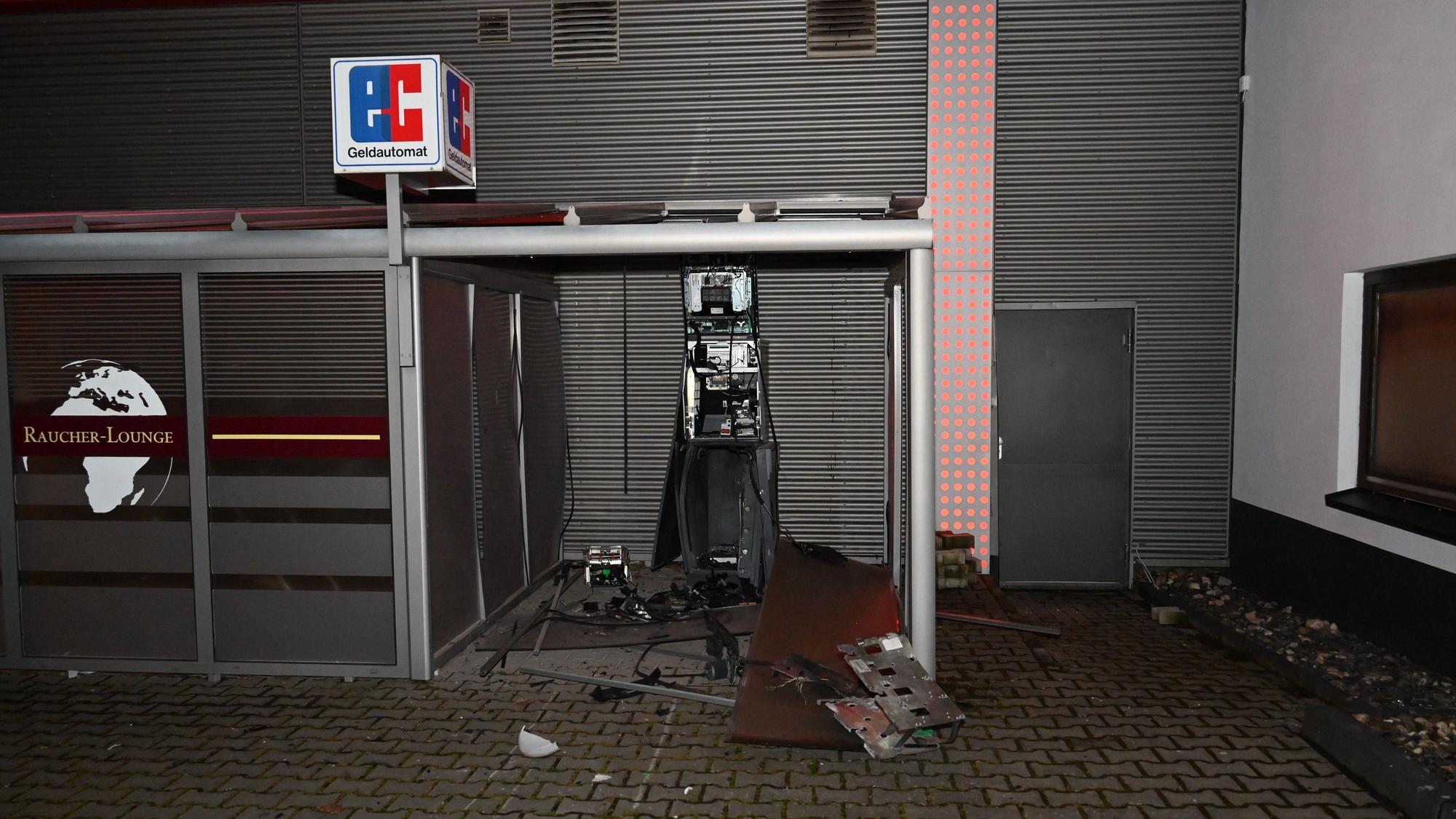 Das Bild zeigt einen explodierten Geldautomaten.
