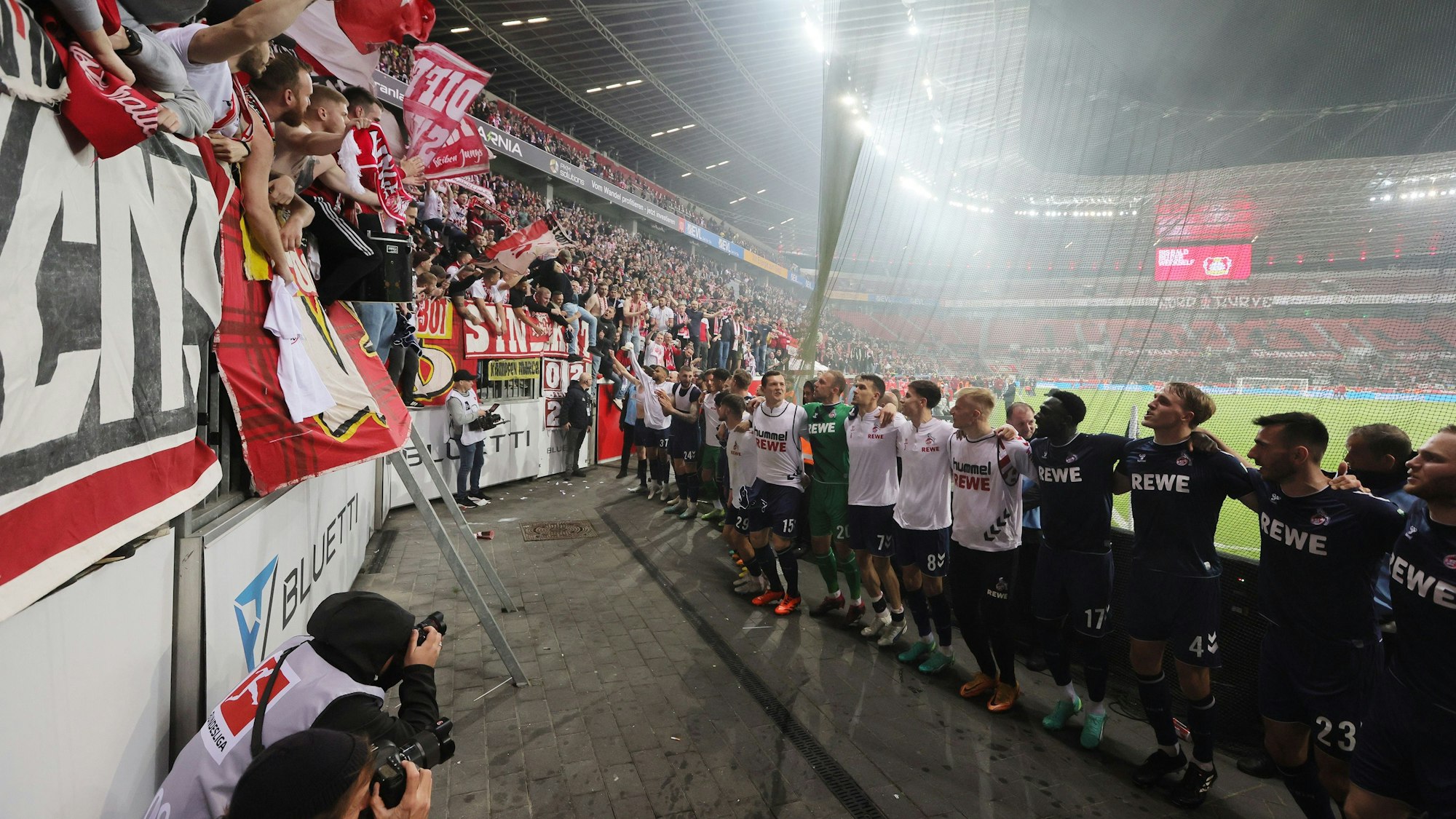 Bayer Leverkusen vs. 1.FC Köln, 31. Spieltag, 20.30 Uhr, die Mannschaft feiert den Sieg vor der Fankurve (1. FC Köln), 05.05.2023, Herbert Bucco