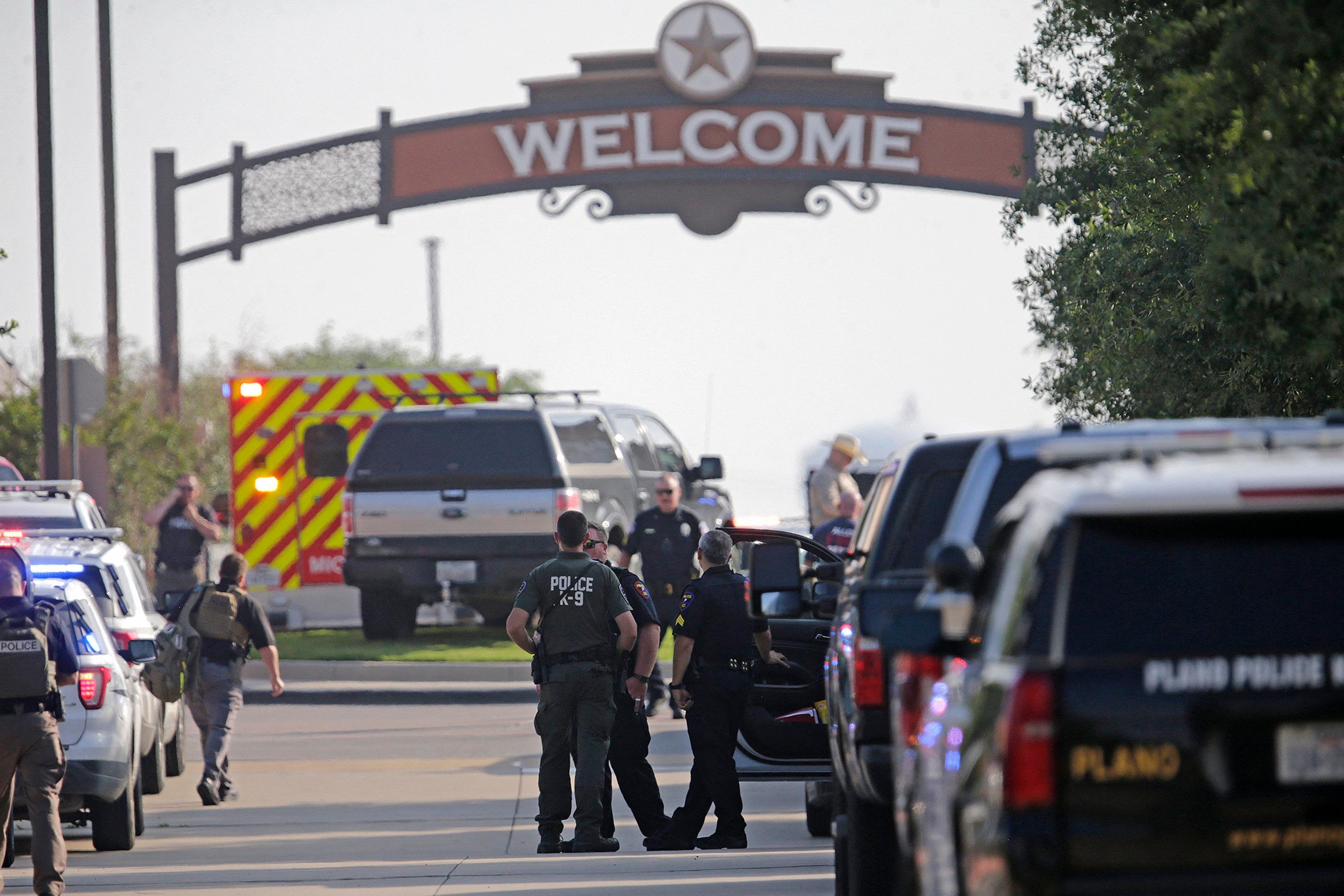 Polizisten und Polizeifahrzeuge stehen an dem Eingang zu der Shopping Mall in Allen, Texas (USA), wo ein Amokläufer acht Menschen getötete hat, bevor er selbst erschossen wurde.