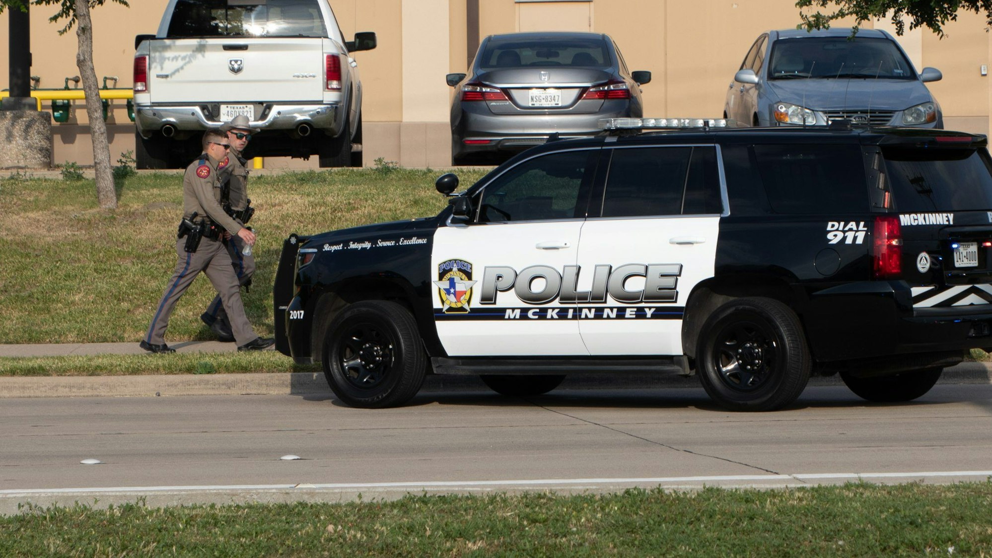 Amerikanisches Polizeifahrzeug und Polizisten in Dallas